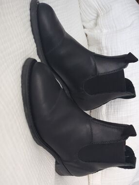 Canada West Women's Black Chelsea Boots
